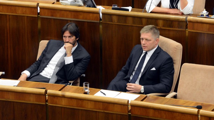 Minister vnútra Robert Kaliňák a premiér Robert Fico počas debaty o imigrantoch.