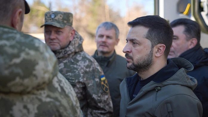 Zemetrasenie v ukrajinskej armáde. Zelenskyj do konca týždňa oznámi odvolanie Zalužného, píše CNN