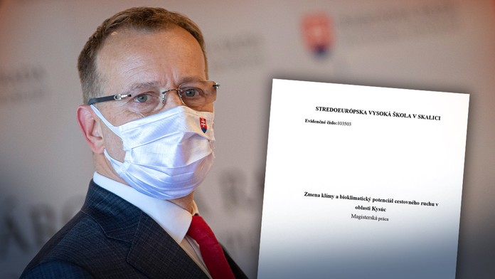 Na snímke nehoda autobusu, ktorý sa zrútil z mosta na viacprúdovú cestu vo Varšave.