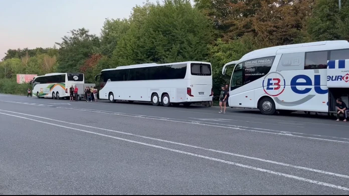 Osobné prehliadky a kontroly kufrov na hranici uväznia ženy a deti z Ukrajiny aj na trinásť hodín
