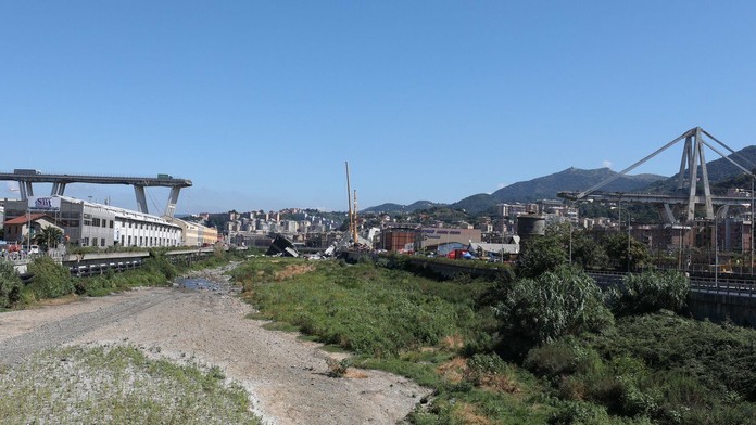 Talianski záchranári od utorka prehľadávajú trosky betónového mosta na mieste nehody a pátrajú po preživších.