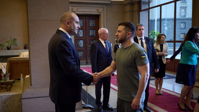 Na snímke ukrajinský a bulharský prezident ako si podávajú ruky.