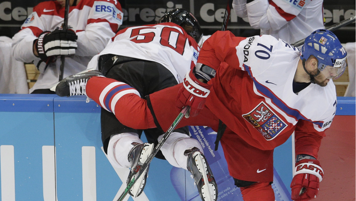 Český hráč Radek Smoleňák (vpravo) a rakúsky hráč Mario Fischer v súboji pri mantinely