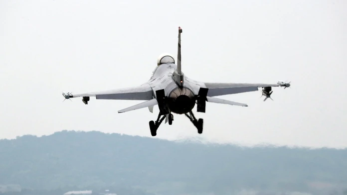 Dodanie stíhačiek F-16 sa oneskorí, prvé prídu od dva roky