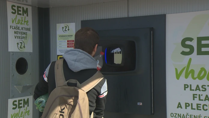V obchodoch sa môžu predávať už len zálohované fľaše a plechovky