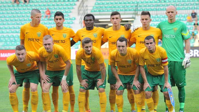  Na snímke futbalisti Žiliny pózujú pre skupinovú fotografiu.