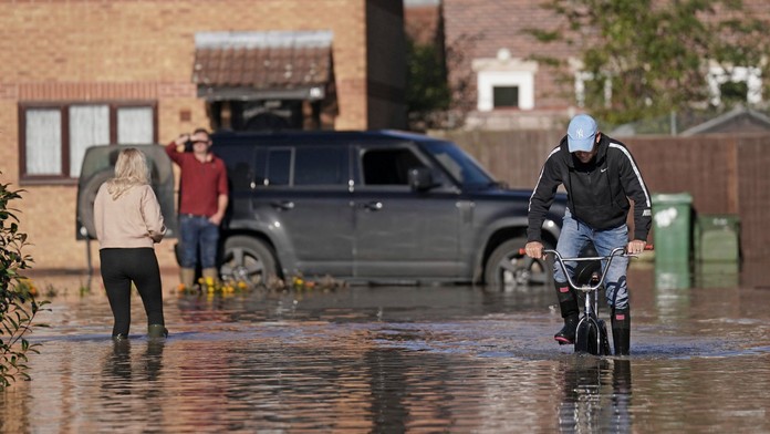 Muž sa po záplavách v Retforde v Nottinghamshire pokúsil bicyklovať.