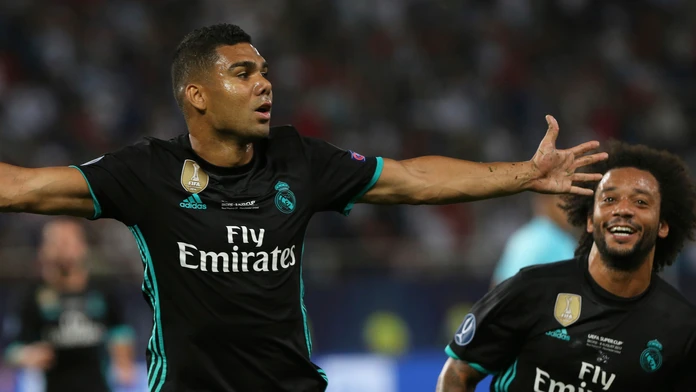  Casemiro (vľavo) z Realu Madrid sa teší z gólu počas zápasu o európsky Superpohár UEFA medzi Real Madrid - Manchester United.
