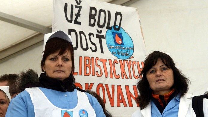 Protest zdravotných sestier pred budovou Úradu vlády SR (október 2013).