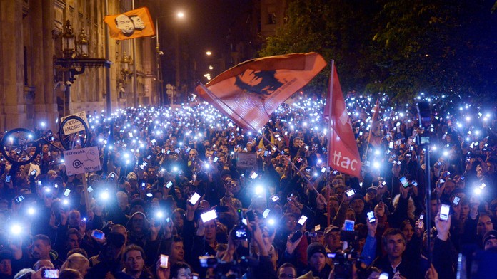 Maďari protestovali v uliciach Budapešti proti zdanenie internetu. 29. októbra