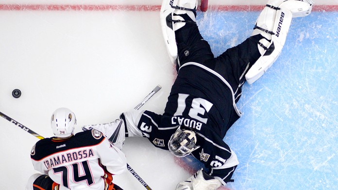Brankár Los Angeles Peter Budaj nedochytal kalifornské derby proti Anaheimu.