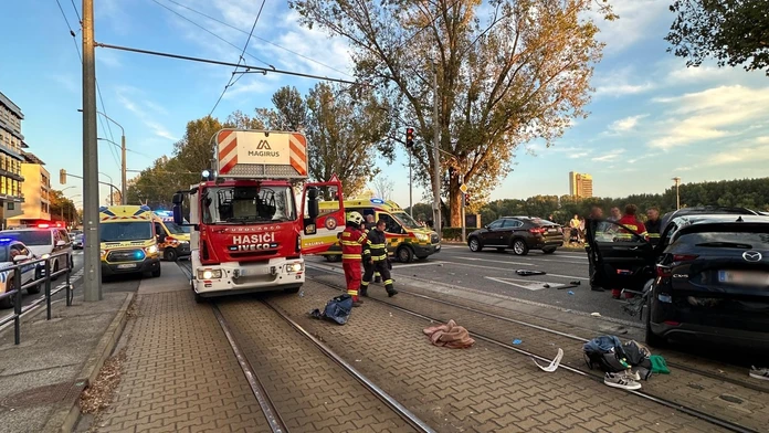 Vážna nehoda v Bratislave. Pri zrážke auta s električkou sa zranilo päť ľudí