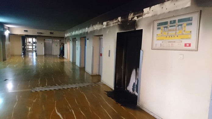 V nemocnici horelo.