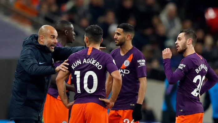 Kouč Manchesteru City Pep Guardiola (vľavo) dáva pokyny svojim zverencom v dueli na pôde Tottenhamu.