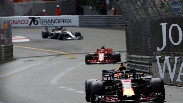 Daniel Ricciardo vedie pred Sebastianom Vettelom a Lewisom Hamiltonom počas VC Monaka F1.
