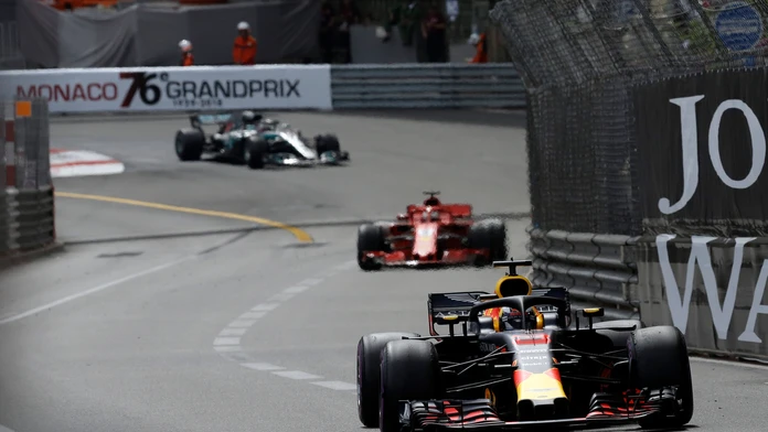 Daniel Ricciardo vedie pred Sebastianom Vettelom a Lewisom Hamiltonom počas VC Monaka F1.