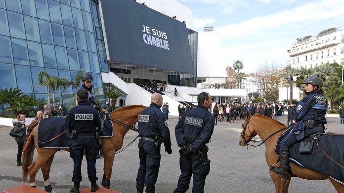Obete redakcie Charlie Hebdo si uctili aj v Cannes.