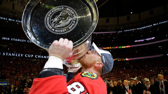 Marián Hossa bozkáva Stanleyho pohár po tom, čo jeho tím zvíťazil nad Tampou Bay v šiestom súboji finále