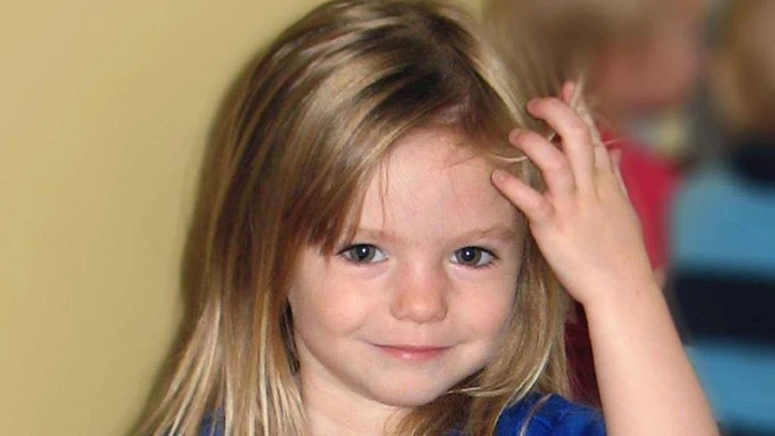 Muž s ochranným rúškom na tvári kráča cez most v centre Skopje.