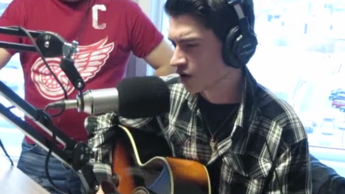 David Thibault spieva ako profesionál.