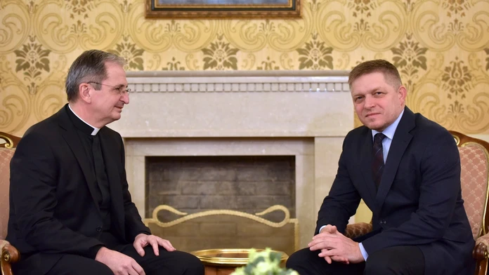 Predseda vlády SR Robert Fico (vpravo) prijal bratislavského arcibiskupa - metropolitu Stanislava Zvolenského