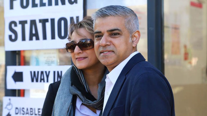 Sadiq Khan so svojou manželkou Saadiyou.