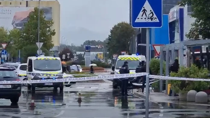 Polícia po streľbe uzavrela okolie nákupného centra.