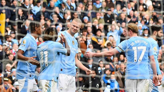 Futbalista Erling Haaland (uprostred) z Manchestru City sa teší z gólu so spoluhráčmi .