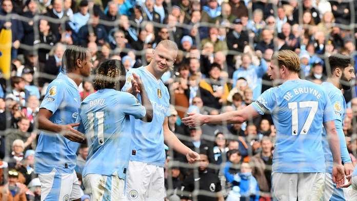 Futbalista Erling Haaland (uprostred) z Manchestru City sa teší z gólu so spoluhráčmi .