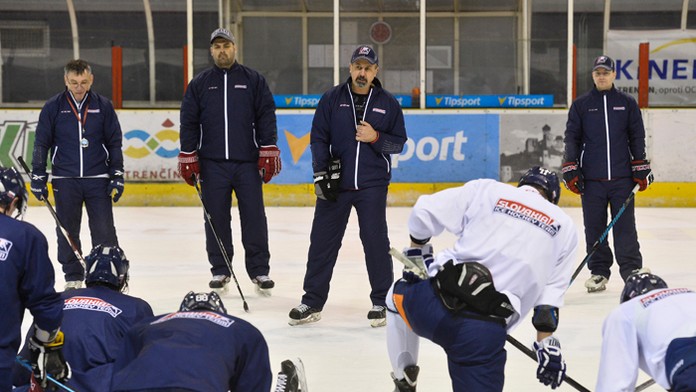 Zdeno Cíger s asistentmi a hráčmi počas tréningu reprezentácie.