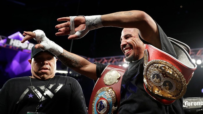 Andre Ward oslavuje víťazstvo nad Sergejom Kovalevom.
