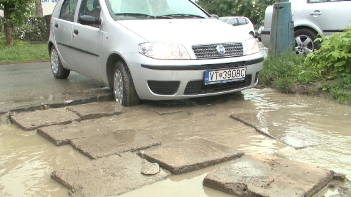 Vodiči vystupujú do blata.