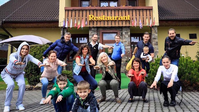 Lenka rozhýbala celý penzión. 