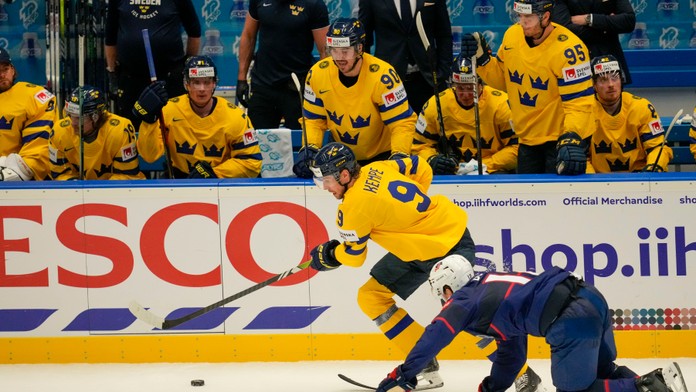 Hokejista USA Matt Boldy (vpravo) a hráč Švédska Adrian Kempe