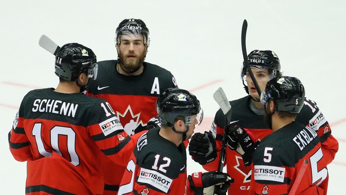 Kanadskí hokejisti sa tešia z gólu v dueli proti Dánsku v zápase MS 2018.