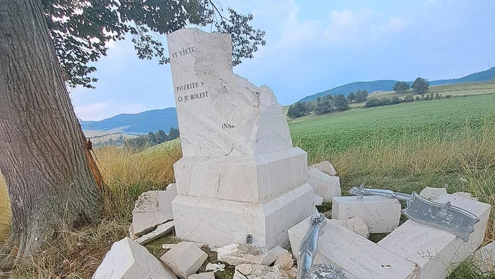 Zničený kríž v obci Kluknava