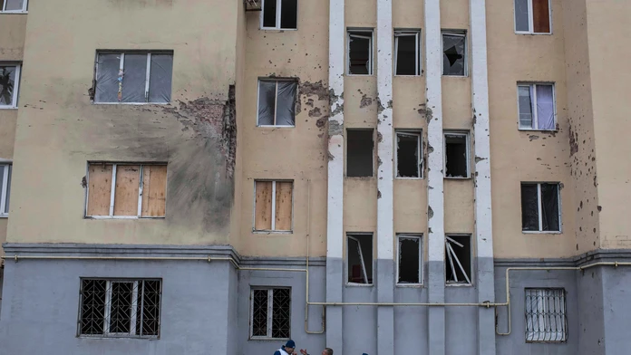 Príslušníci OBSE monitorujú vyšetrovanie pred poškodenou bytovkou po sobotňajšom raketovom útoku v obytnej štvrti vo východoukra