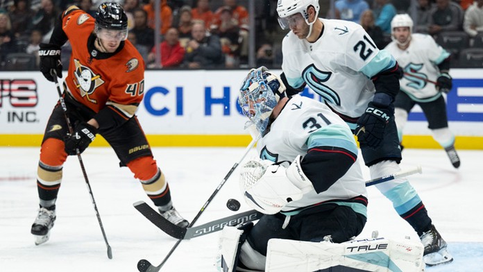 Pavol Regenda z Anaheimu Ducks počas zápasu zámorskej NHL.