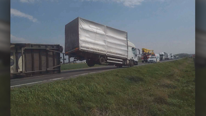 Silný vietor na Záhorí prevracal kamióny