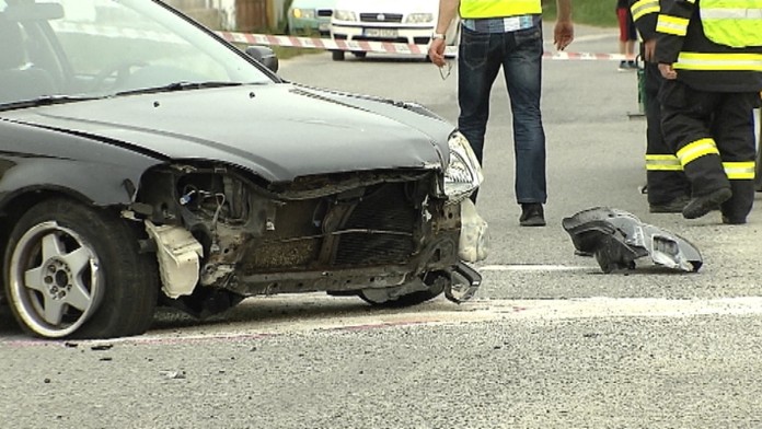 Auto zrazilo ženy, ktoré sedeli na múriku. Staršia zomrela na mieste