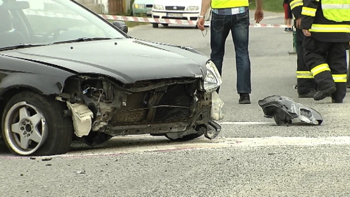 Auto zrazilo ženy, ktoré sedeli na múriku. Staršia zomrela na mieste