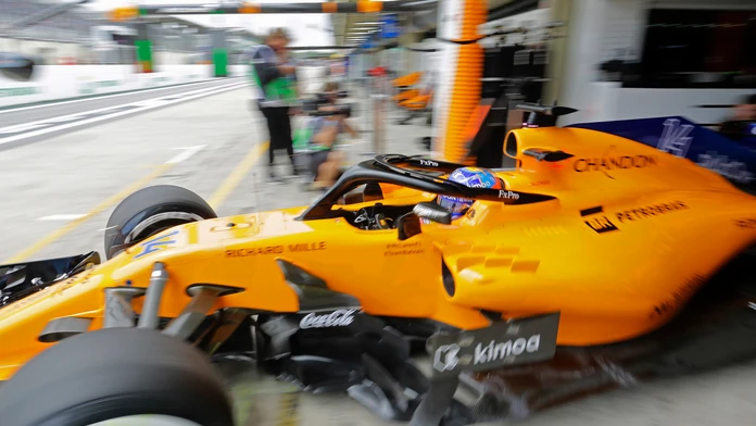 Španiel Fernando Alonso (McLaren) vychádza z boxov počas druhého voľného tréningu na okruhu Interlagos v Sao Paule.