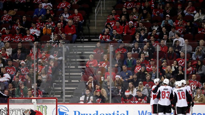 Senátori oslavujú Ducheneho gól.