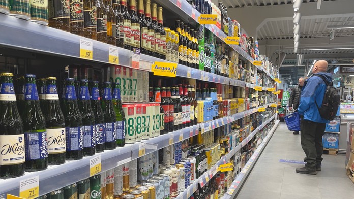 Zásoby alkoholu vydržia do jesene, Rusi si zvykajú na novú realitu. Slovák študujúci v Moskve opísal situáciu v tamojších baroch