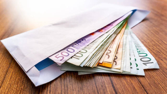 Kuchynská linka z druhej ruky mala nečakanú hodnotu. Muž v nej objavil skrýšu so sumou 150-tisíc eur