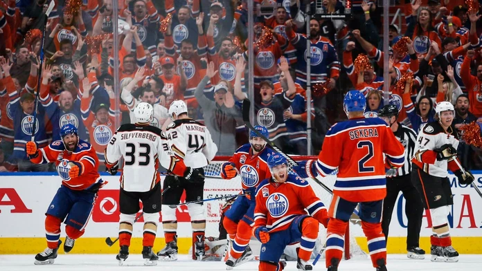 Hokejisti Edmontonu oslavujú gól.