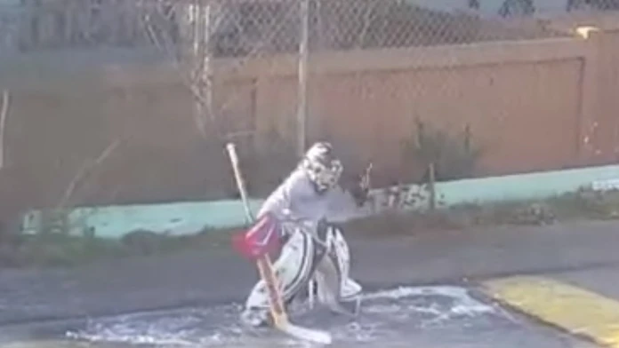Chlapec trénuje na zamrznutej mláke pred domom