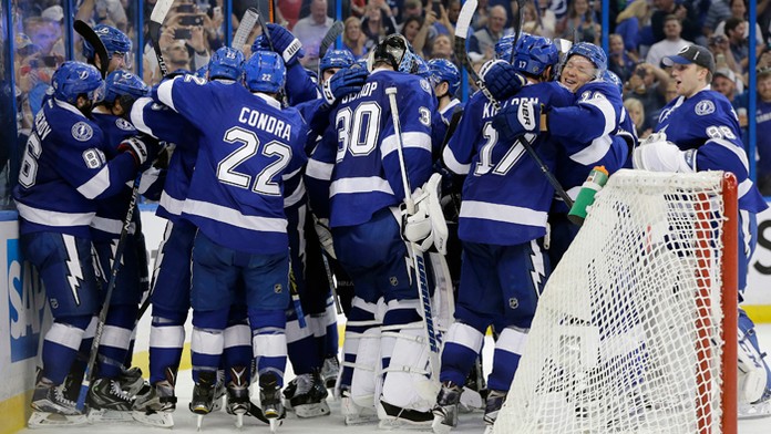 Detroit totiž podľahol v piatom zápase 1. kola play off zámorskej NHL domácej Tampe Bay 0:1.