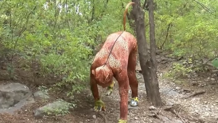 Youren Mi v kostýme leoparda.