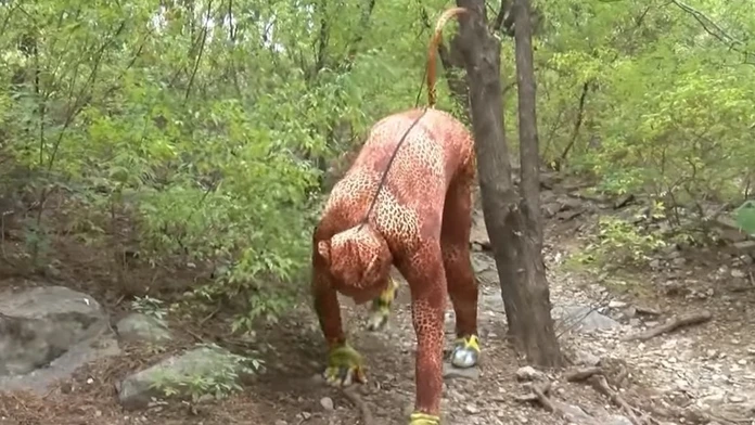 Youren Mi v kostýme leoparda.